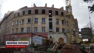 Були зруйновані цілі поверхи: у Львові відновлюють будинок, у який влучила російська ракета