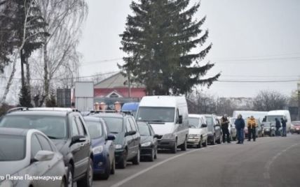 На Львівщині військові пенсіонери перекрили дорогу