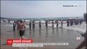 У США десятки відпочивальників стали у живі ланцюги, аби врятувати із бурхливої води плавців