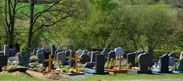 Можно ли бросать в могилу живые цветы: что об этом говорят народные приметы