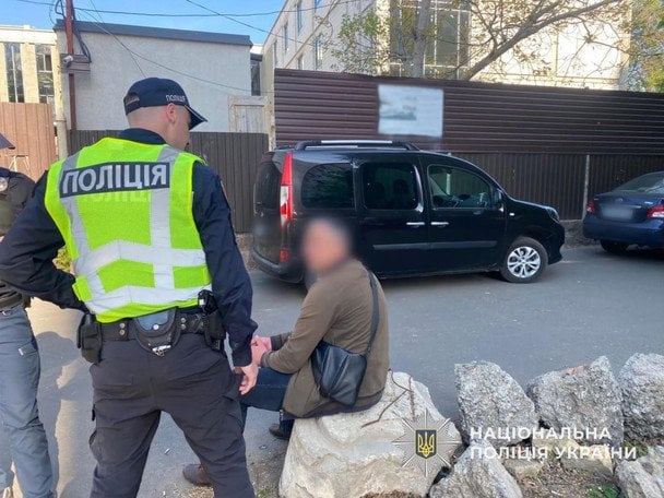 Одессит расстрелял окна, потому что жена ушла к маме: подробности инцидента