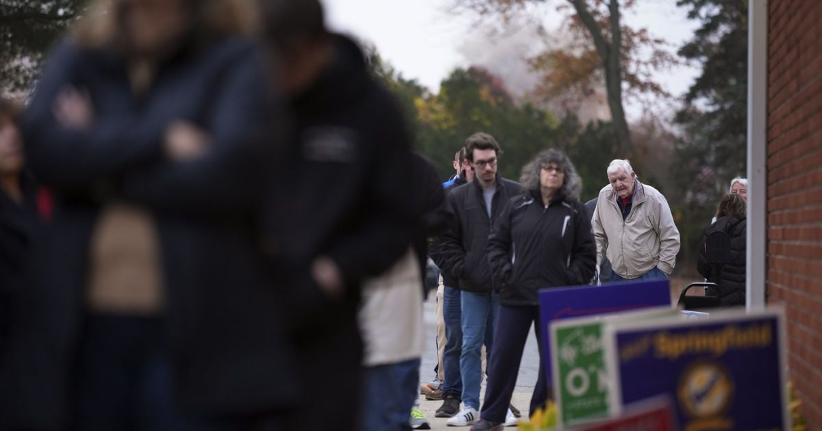 Останні дільниці для голосування закриються в США за 5 годин.