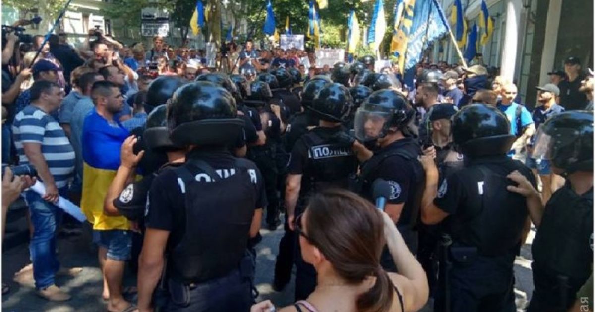 В Одесі під облпрокуратурою сталася бійка через лікарню швидкої допомоги, є затримані