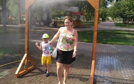 В столичном парке для спасения от жары установили "душ"