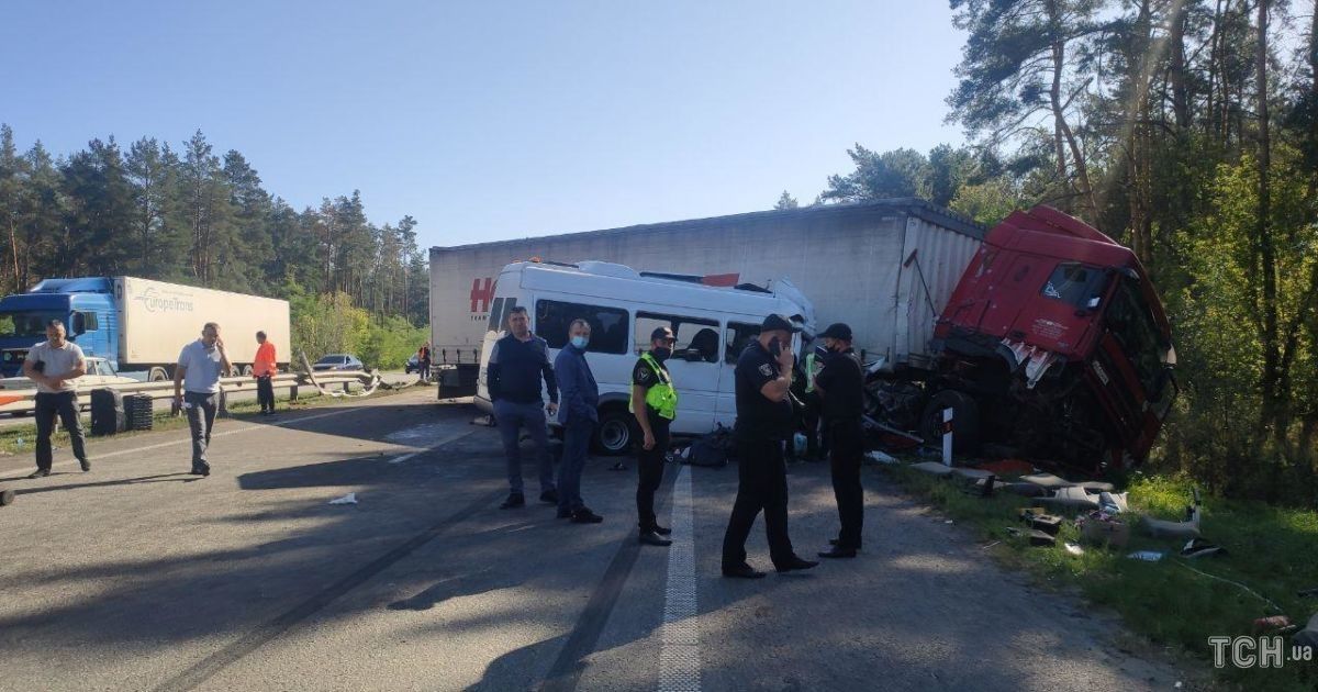 Страшная авария с погибшими под Киевом: прооперированы восемь из 12 пострадавших