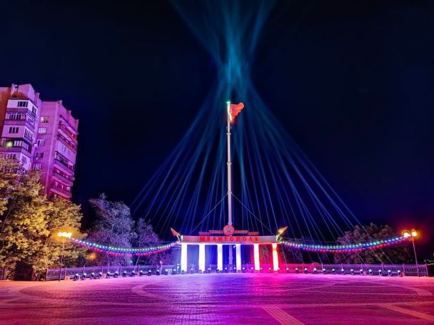 Окупаційна влада пояснила дивне світло у небі підсвічуванням арки