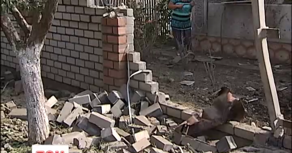 Изуродованные обстрелом дома ремонтируют