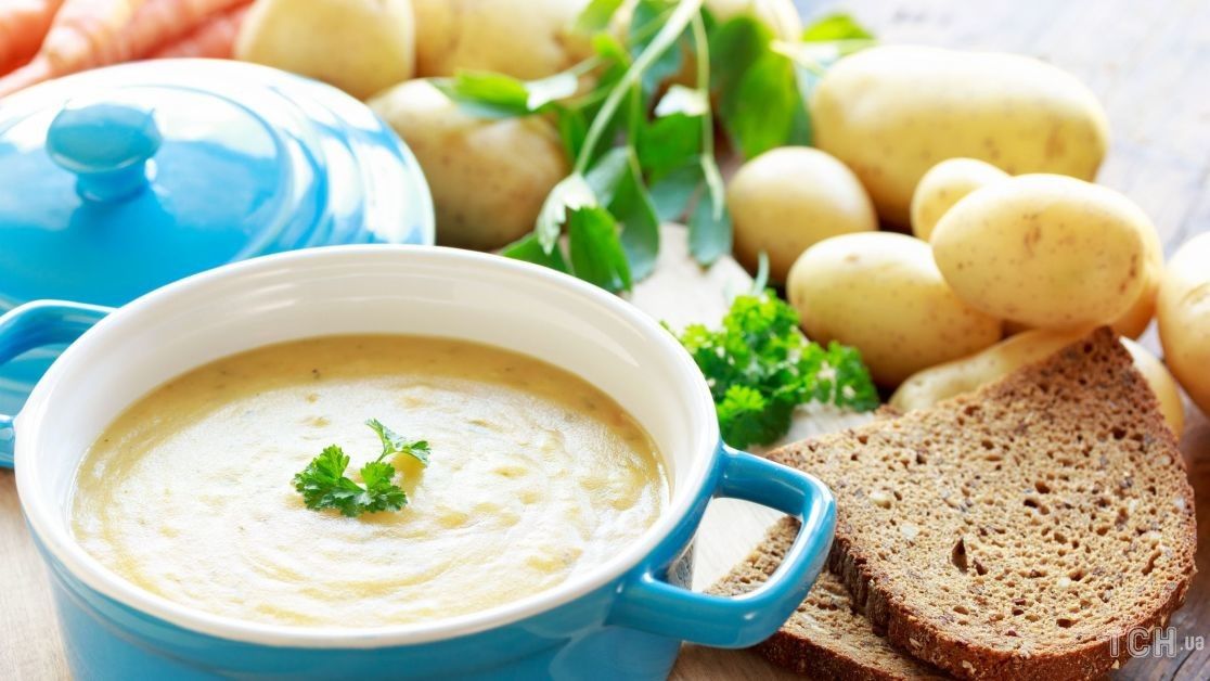 Крем-суп с брокколи, картофелем и гренками