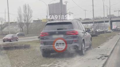 У Києві водій на BMW вигадав, як об'їхати затор