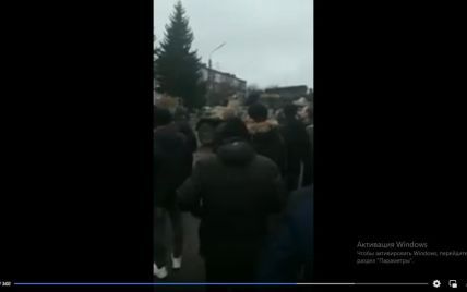 У Конотопі місцеві жителі відправили окупантів-перемовників слідом за російським кораблем і з підсрачниками (відео)