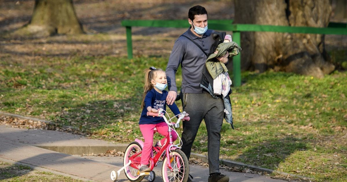 Без мягких игрушек, ковров и с постоянной уборкой: в Киеве заработали детские сады