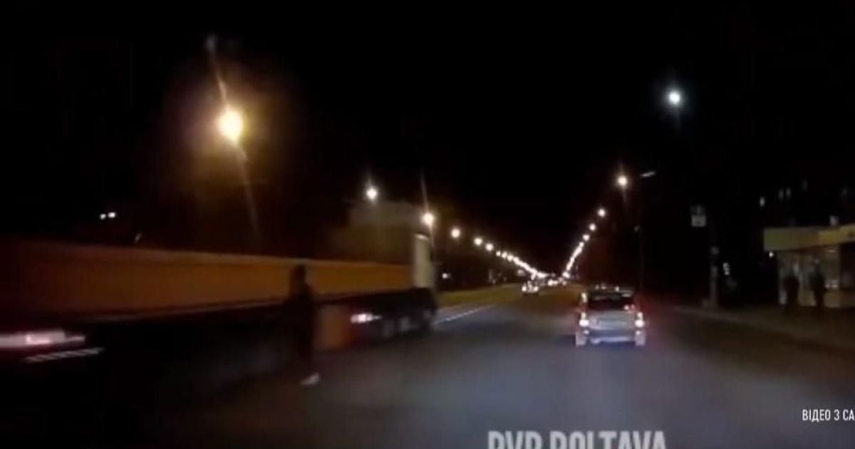 В Полтаве пьяный прохожий врезался в грузовик лицом и чудом выжил