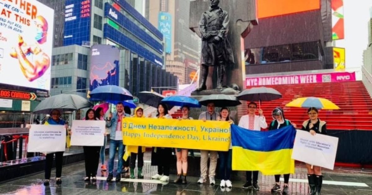 "Слава Україні" на Таймс-Сквер: в Нью-Йорку провели флешмоб у вишиванках