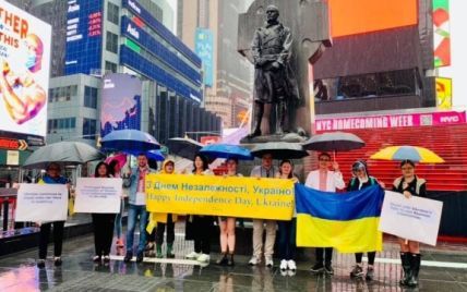 "Слава Україні" на Таймс-Сквер: в Нью-Йорку провели флешмоб у вишиванках