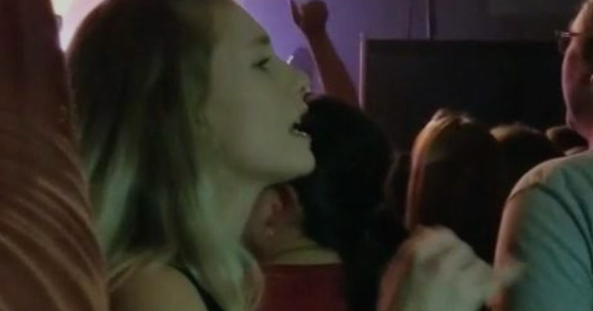 Очень трогательно: дочь на рок-концерте на языке жестов пела песню своему глухому папе