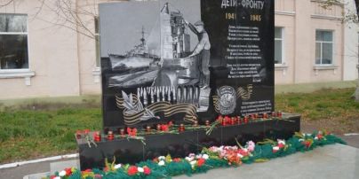 В России оконфузились с памятником "Дети — фронту": на нем высекли немецкий эсминец