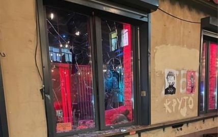 Выбитые стекла, поломанная мебель: в Киеве разгромили бар "Хвильовий"