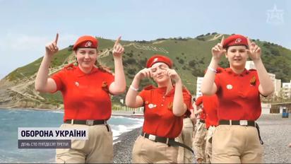 Путинская "Юнармия" в Мариуполе: подростки маршировали разрушенным городом