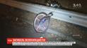 Авто на большой скорости сбило супружескую пару велосипедистов на въезде в Киев
