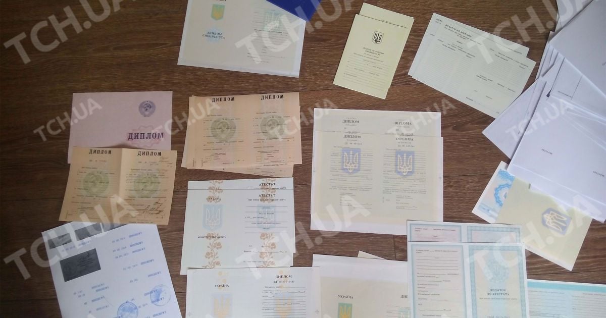 Специалисты широкого профиля. Донецким боевикам массово штампуют фальшивые документы в Киеве