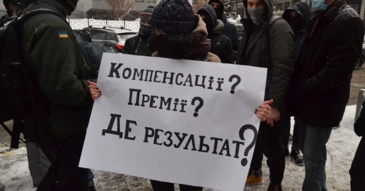 Балчуну принесли мішок грошей під офіс "Укрзалізниці"