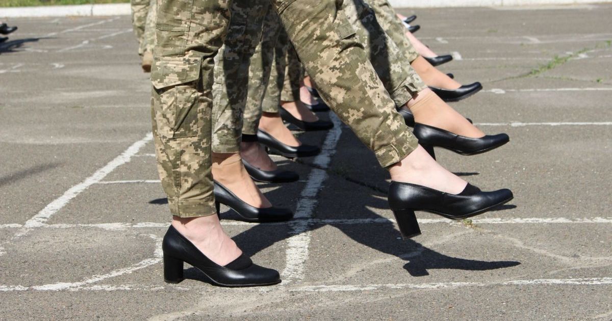 Скандал с каблуками для женщин-военных: от Минобороны требуют расследования и отчета о потраченных средствах