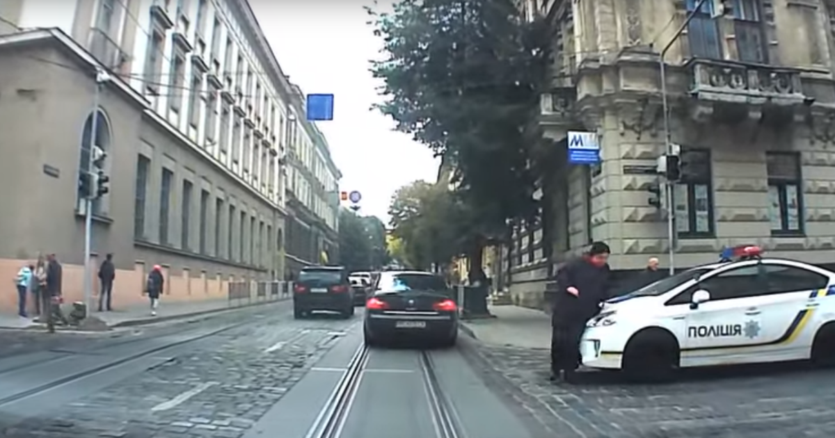 Во Львове патрульная полиция сбила женщину на пешеходном переходе