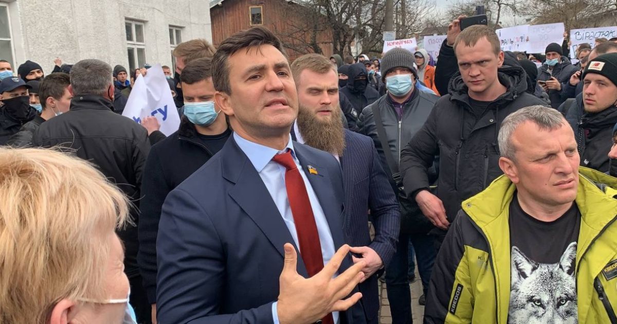 Попытка срыва выборов: Тищенко путал Прикарпатье с Закарпатьем, проводил обыски и требовал стать перед ним на колени