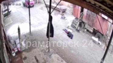 З'явилося відео, як грабіжник стріляє у людей, які прийшли на пункт металобрухту у Слов'янську