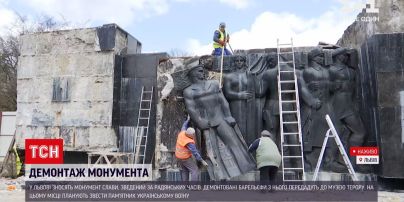 Новини України: у Львові зносять радянський Монумент слави