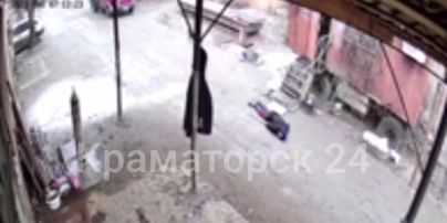 З'явилося відео, як грабіжник стріляє у людей, які прийшли на пункт металобрухту у Слов'янську