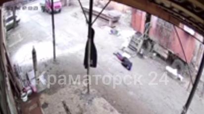 З'явилося відео, як грабіжник стріляє у людей, які прийшли на пункт металобрухту у Слов'янську