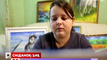 Школьница с Ровно подает свои картины, чтобы заработать на лечение старшей сестры