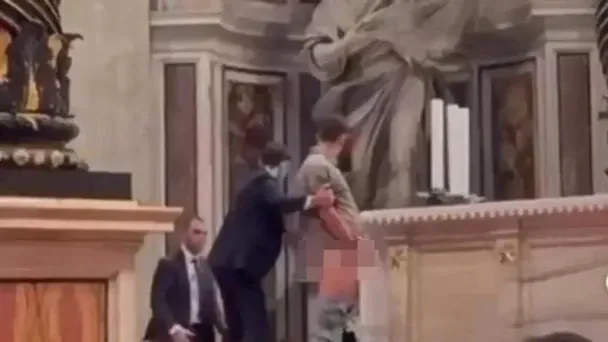 Мужчина помочился на алтарь в соборе Святого Петра в Ватикане (видео)