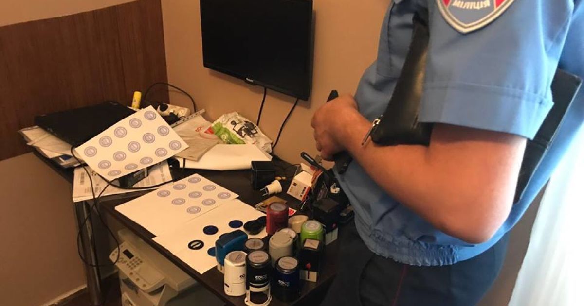 Фіктивні кредити і махінації з картками на бензин: на Львівщині виявили конвертаційний центр