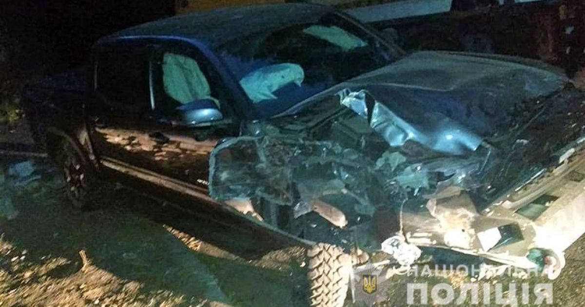 Узяв покататися: у Києві п'яний працівник СТО влетів у стіну на Toyota Tacoma клієнта