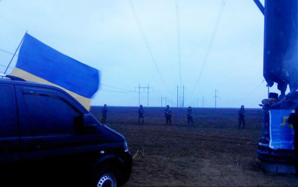 Силовики окружили активистов блокады Крыма / © Шевкет Наматуллаев / Facebook