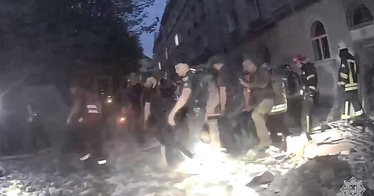 Міністерство внутрішніх справ опублікувало відео перших хвилин після ракетного удару по Львову