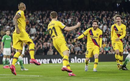 "Барселона" в результативном матче с двумя удалениями одолела "Бетис"