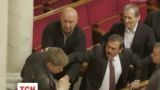 В ВР депутаты "Оппозиционного блока" устроили потасовку с представителем БПП