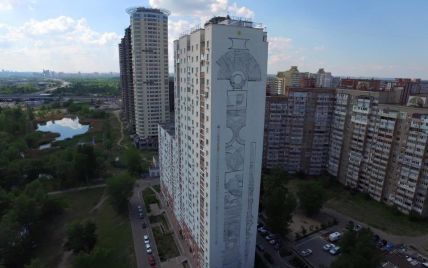 У Києві завершили один із найвищих муралів у світі