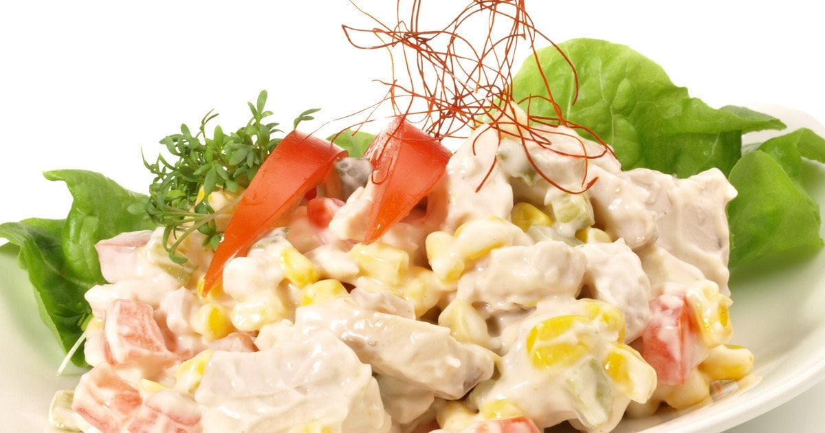 Салат із шинкою, болгарським перцем, сиром та оливками