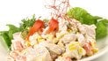 Салат із шинкою, болгарським перцем, сиром та оливками