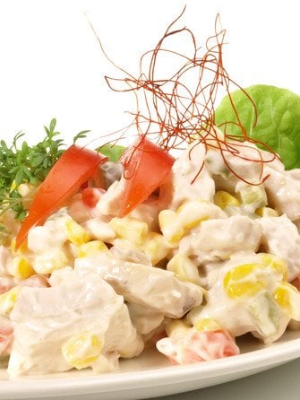 Салат із шинкою, болгарським перцем, сиром та оливками