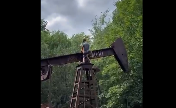 Пара занимается любовью на нефтяной вышке