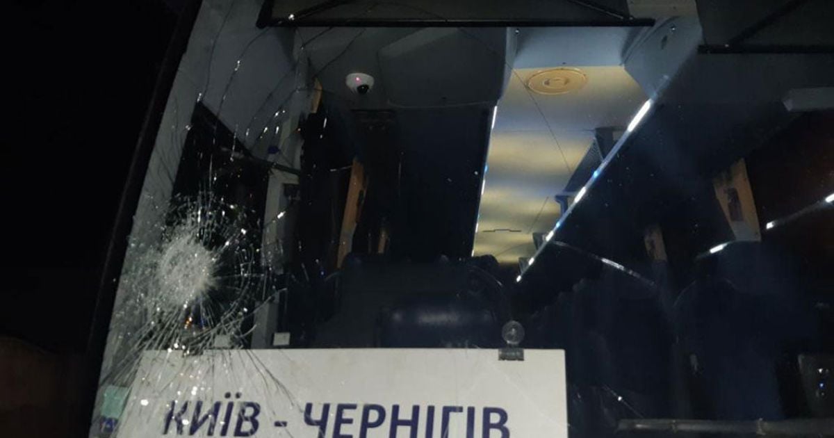 У Чернігові невідомі в масках напали на пасажирський автобус