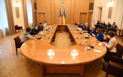 "Вчасний візит": до України приїхали американські сенатори (фото)