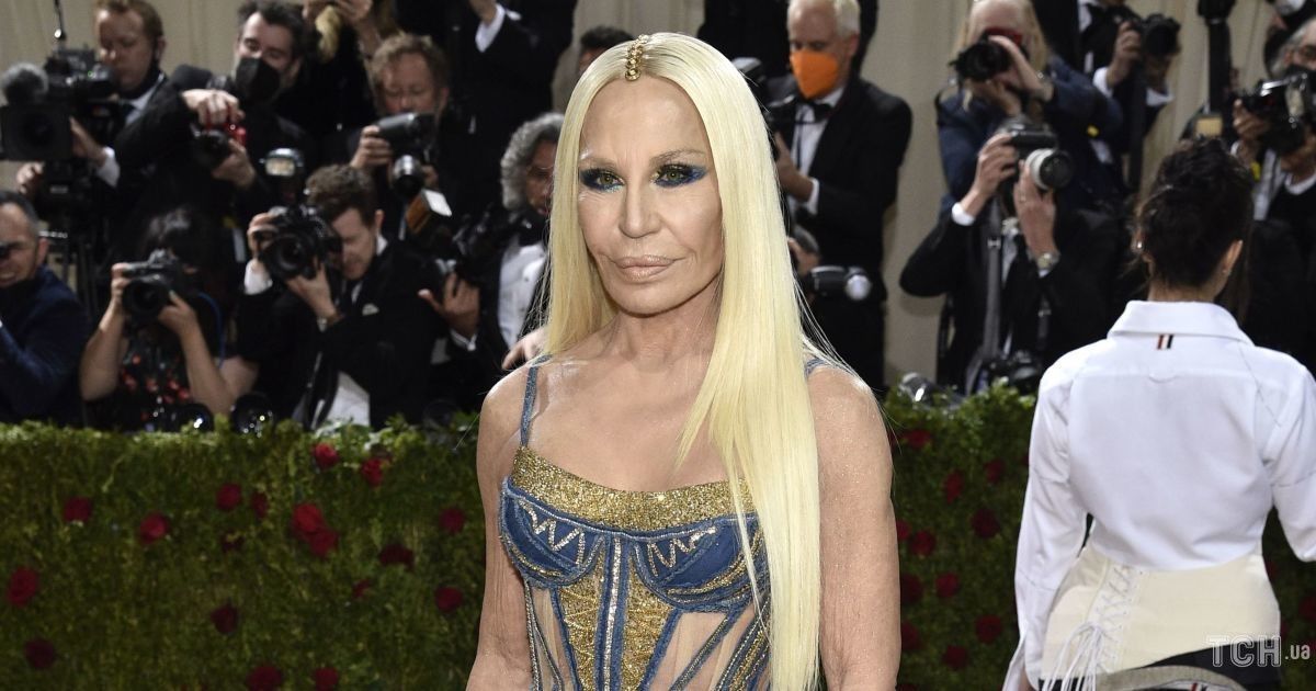 Пьяная и развратная Donatella обслужила двух парней. — Русское порно видео.