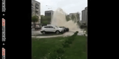 У Києві поміж припаркованими автомобілями з-під асфальту вирвався величезний фонтан води