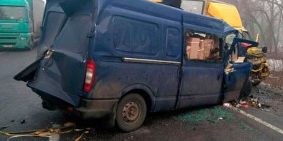 На Харківщині маршрутка влетіла у вантажівку, четверо пасажирів загинули